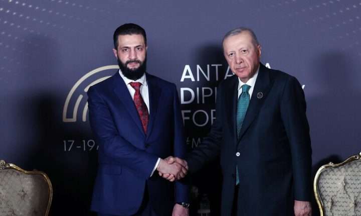 أردوغان يلتقي الشرعَ في أنطاليا