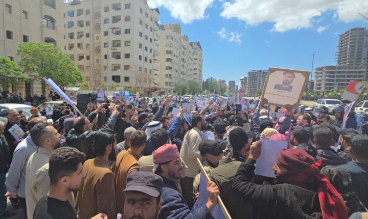 وقفة لأهالي المعتقلين في سجون ب ك ك الإرهابي مطالبين الكشف عن مصير أبنائهم