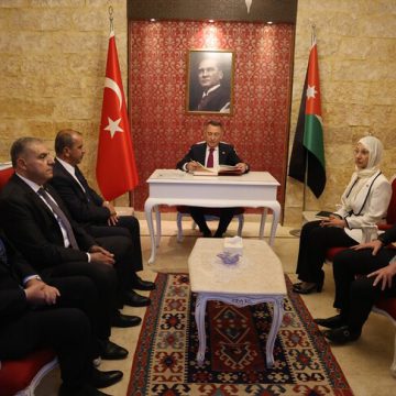 وفد برلماني تركي يزور “صرح الشهداء الأتراك” بمدينة السلط الأردنية