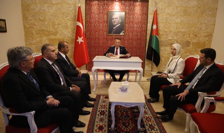 وفد برلماني تركي يزور “صرح الشهداء الأتراك” بمدينة السلط الأردنية