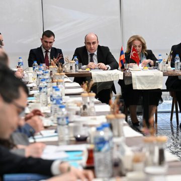 مباحثات تركية-أرمينية لإعادة تفعيل خط حديدي