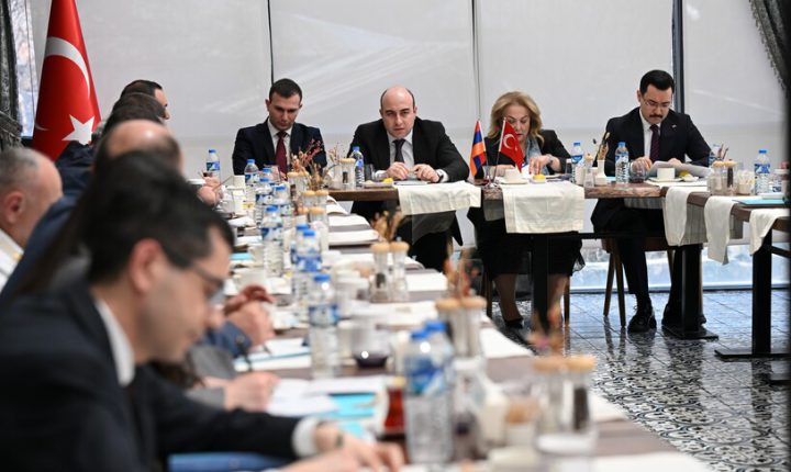 مباحثات تركية-أرمينية لإعادة تفعيل خط حديدي