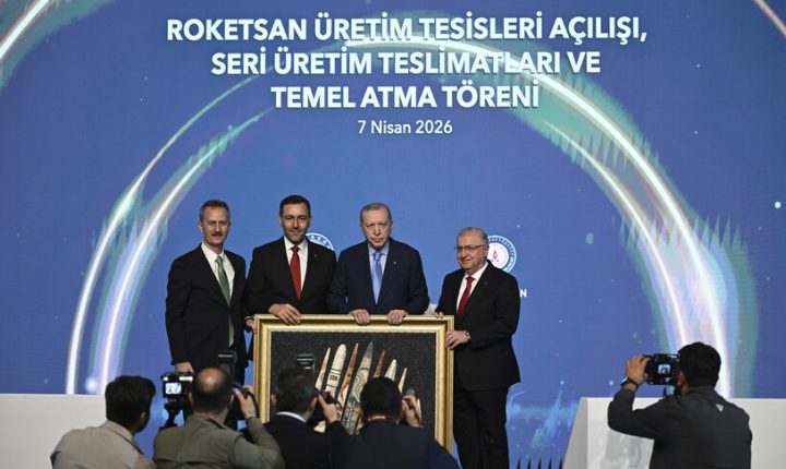 أردوغان يوقع على صاروخ “طيفون بلوك-4” التركي الفرط صوتي