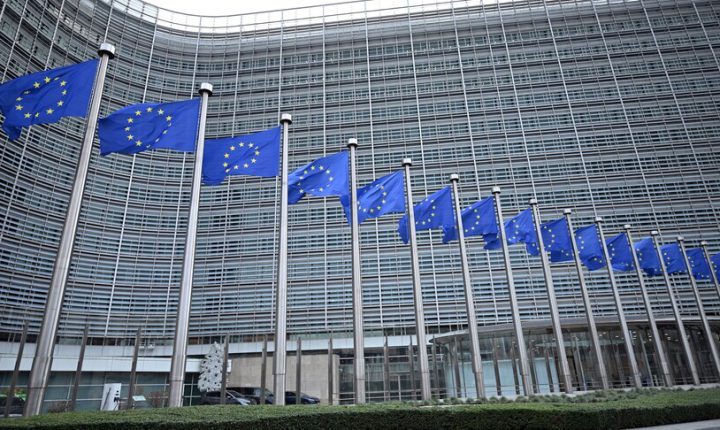 المفوضية الأوروبية: تركيا مرشحة لعضوية الاتحاد وتتحمل مسؤولية بمنطقتها