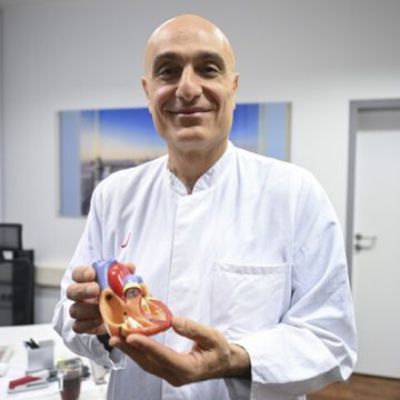 طبيب تركي يحقق إنجازاً طبياً عالمياً بزراعة صمام قلب جديد لأول مرة