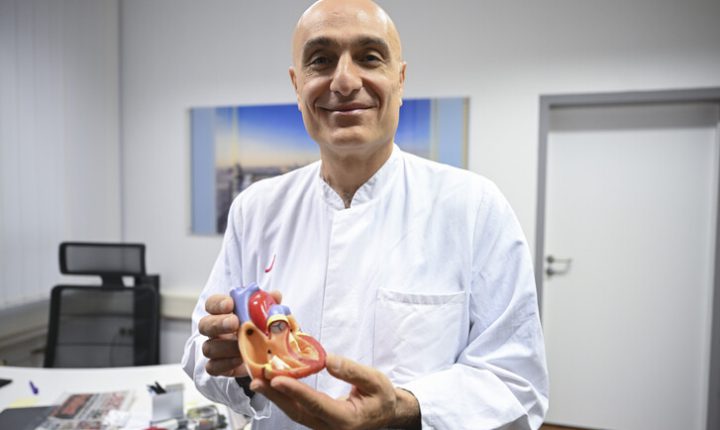 طبيب تركي يحقق إنجازاً طبياً عالمياً بزراعة صمام قلب جديد لأول مرة