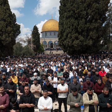 مئةُ ألف فلسطيني يؤدون الصلاة بالأقصى في أول جمعة بعد إغلاق دام أربعين يوما