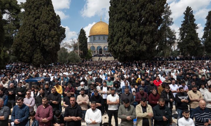 مئةُ ألف فلسطيني يؤدون الصلاة بالأقصى في أول جمعة بعد إغلاق دام أربعين يوما