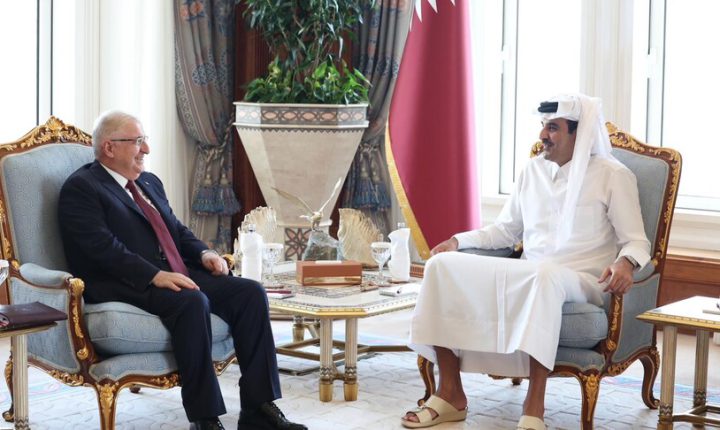 وزير الدفاع التركي يلتقي أمير قطر و مسؤولين قطريين