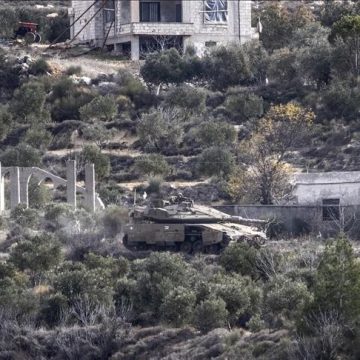 قوة للاحتلال الإسرائيلي تتوغل بالقنيطرة وتداهم منزلا و تضرر منازل بشظايا مسيرة إيرانية