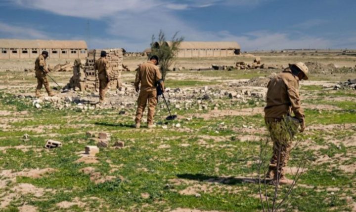 السورية للبترول تطهر محيط خط “كونوكو” من مخلفات الحرب بالتعاون مع فرق الهندسة