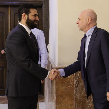 وزير الداخلية السورية يستعرض المستجدات الأمنية مع نائب مبعوث الأمم المتحدة في دمشق