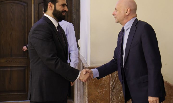 وزير الداخلية السورية يستعرض المستجدات الأمنية مع نائب مبعوث الأمم المتحدة في دمشق