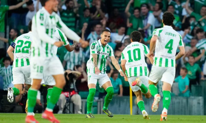 فياريال يعزز المركز الثالث وبرشلونة يوسع الفارق في صدارة الدوري الإسباني