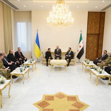 الشرعُ وزيلينسكي يبحثانِ تعزيزَ العلاقاتِ الثنائيةِ في دمشقَ بحضور وزير الخارجية التركية