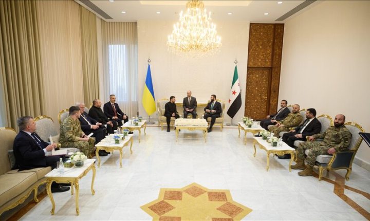 الشرعُ وزيلينسكي يبحثانِ تعزيزَ العلاقاتِ الثنائيةِ في دمشقَ بحضور وزير الخارجية التركية