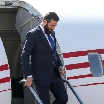 الشرع يصل مطار جدة في زيارة رسمية للسعودية