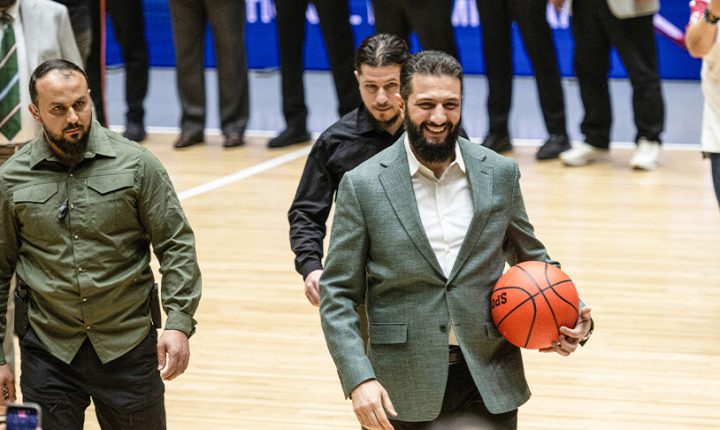 الشرع يعلق على “تجاوزات” في افتتاح صالة الفيحاء الرياضية بدمشق