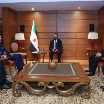 الشرع يلتقي وزير الخارجية التركي و المبعوث الأمريكي إلى سوريا على هامش منتدى أنطاليا