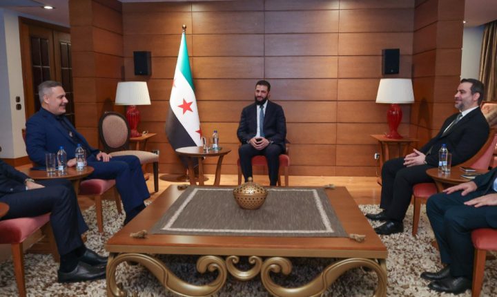 الشرع يلتقي وزير الخارجية التركي و المبعوث الأمريكي إلى سوريا على هامش منتدى أنطاليا