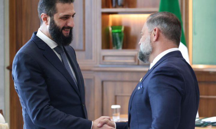 الشرع يبحث مع عضو بالكونغرس الأوضاع الإقليمية والدولية