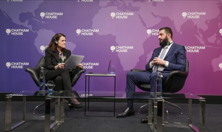 الشرع يؤكد من لندن : لا سلاح خارج الدولة وسوريا خارج صراعات الإقليم