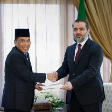 الشيباني يتسلم نسخة عن أوراق اعتماد سفير إندونيسيا لدى سوريا لقمان سيرجار