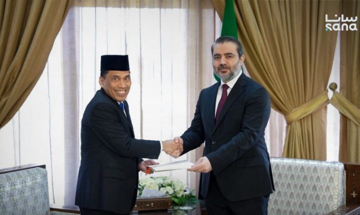 الشيباني يتسلم نسخة عن أوراق اعتماد سفير إندونيسيا لدى سوريا لقمان سيرجار