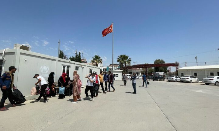 تراجع عدد السوريين الخاضعين للحماية المؤقتة في تركيا إلى 2.3 مليون