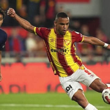 غالاطة سراي يحسم الكلاسيكو بثلاثية ويقترب من لقب الدوري التركي