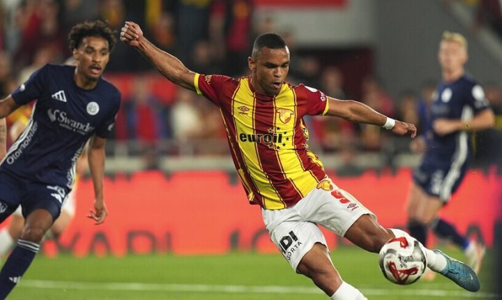 غالاطة سراي يحسم الكلاسيكو بثلاثية ويقترب من لقب الدوري التركي