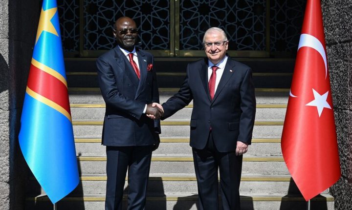 غولر يستقبل وزير دفاع الكونغو الديمقراطية