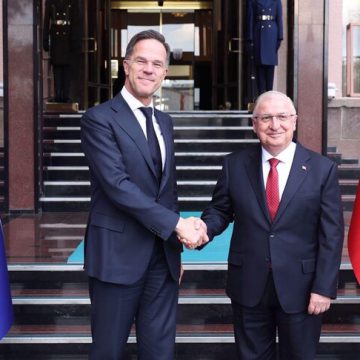 وزير الدفاع التركي يلتقي الأمين العام للناتو في أنقرة