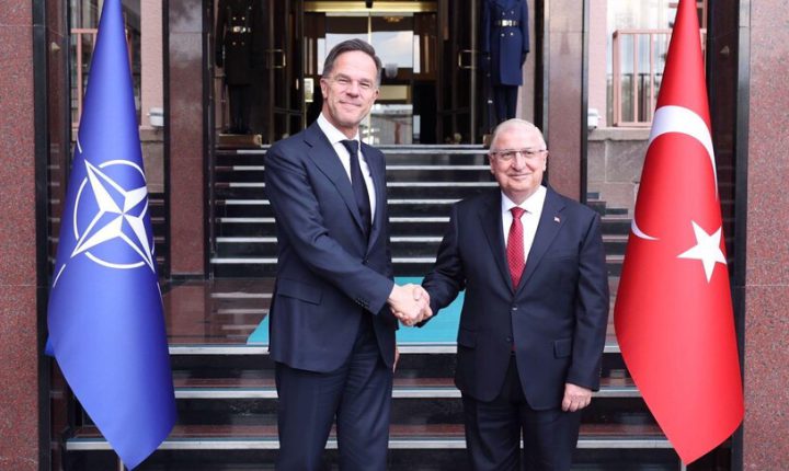 وزير الدفاع التركي يلتقي الأمين العام للناتو في أنقرة