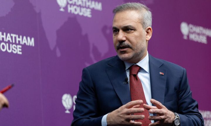 فيدان:  نقطتان عالقتان في المفاوضات يمكن تجاوزهما خصوصا بالملف النووي الإيراني