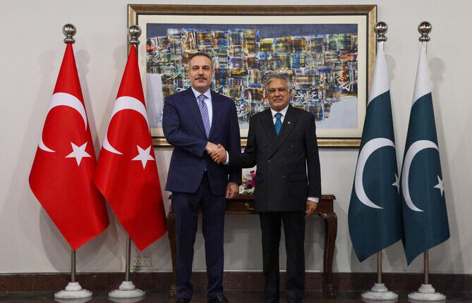 فيدان ونظيره الباكستاني يبحثان المفاوضات بين طهران وواشنطن