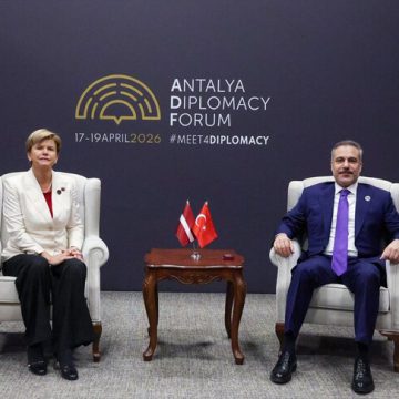 فيدان يلتقي وزيرة خارجية لاتفيا