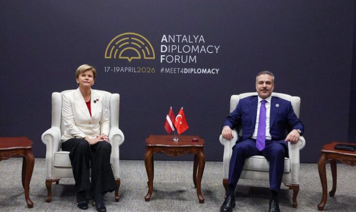 فيدان يلتقي وزيرة خارجية لاتفيا