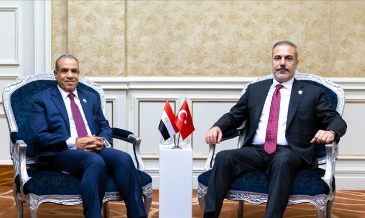 فيدان ونظيره المصري يبحثان الحرب بالمنطقة وملف فلسطين