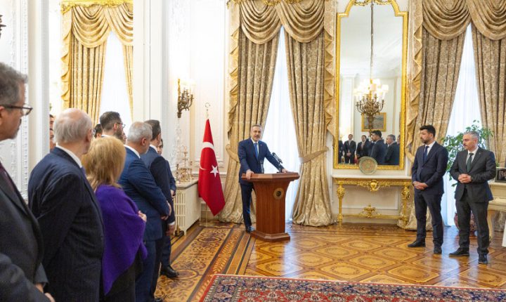 فيدان يلتقي رجال الأعمال الأتراك في لندن