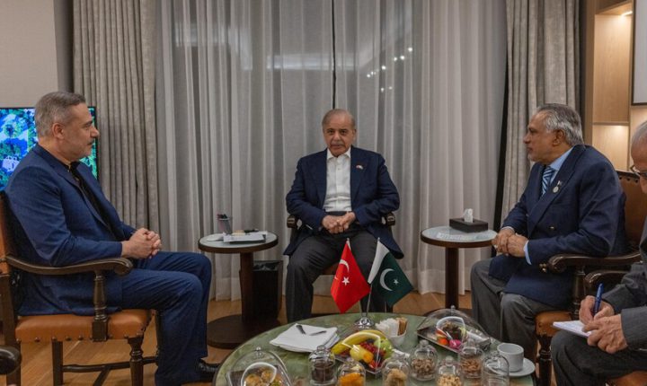 فيدان يلتقي رئيس وزراء باكستان في أنطاليا