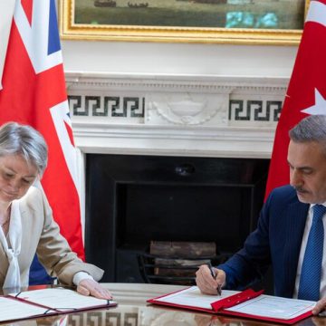 تركيا وبريطانيا توقعان وثيقة إطارية لتعزيز الشراكة الاستراتيجية