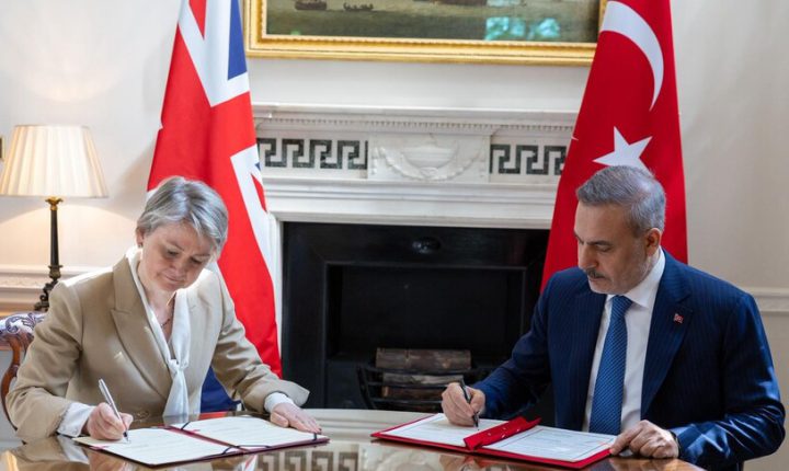 تركيا وبريطانيا توقعان وثيقة إطارية لتعزيز الشراكة الاستراتيجية