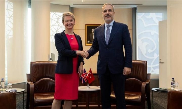 فيدان يبحث مع نظيره الباكستاني و كوبر مساعي إنهاء الحرب