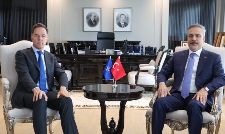وزير الخارجية التركي يلتقي أمين عام الناتو في أنقرة
