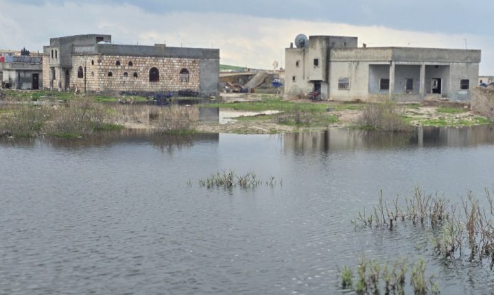 تضرر عشرات المنازل جراء انهيار سد السيحة الترابي في ريف إدلب الشرقي