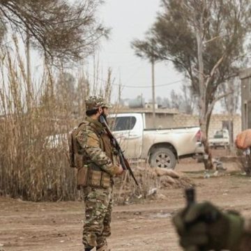 الجيش السوري يتسلم قاعدة “قسرك” بعد انسحاب القوات الأمريكية