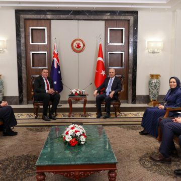 قورتولموش يبحث في إسطنبول مع نظيريه الأسترالي والمالاوي العلاقات الثنائية