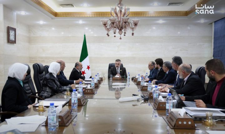 اللجنة المركزية لدراسة أوضاع العاملين المفصولين لدعمهم الثورة تناقش مشروع مرسوم إعادتهم