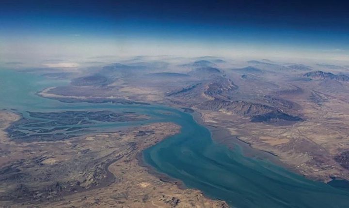 سلطنة عمان وإيران تبحثان خيارات بشأن مضيق “هرمز”